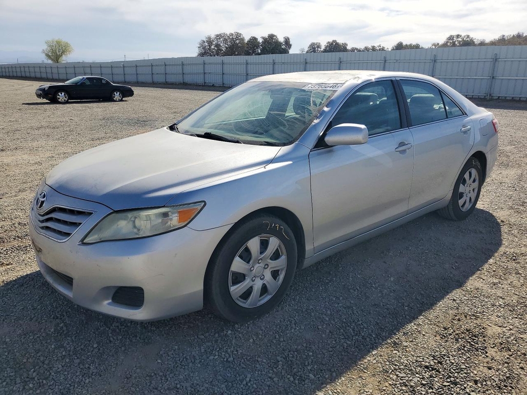 منظر 2011 TOYOTA CAMRY LE، زاوية 1