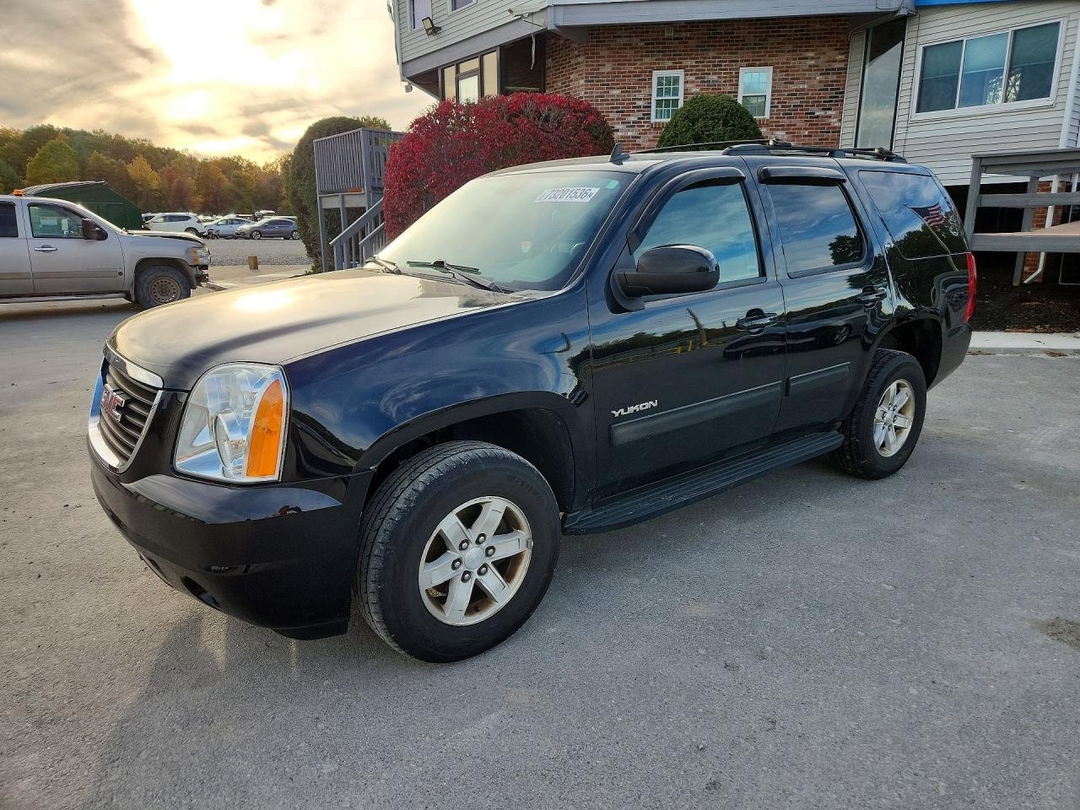 Vue de 2014 GMC YUKON SLT, angle 1