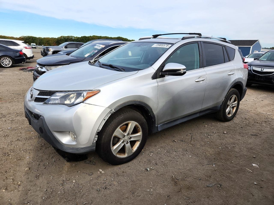 Vue de 2013 TOYOTA RAV4 XLE, angle 1