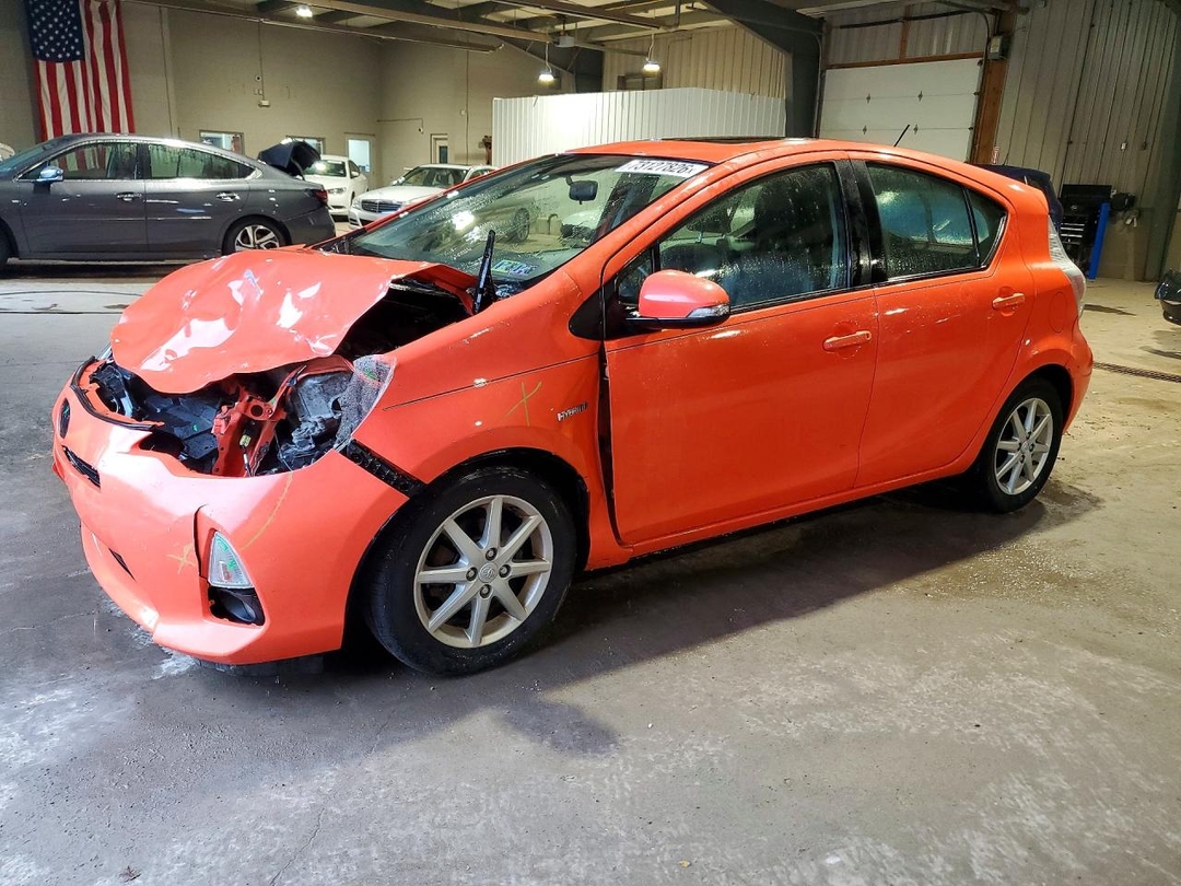 Vue de 2013 TOYOTA PRIUS C FOUR, angle 1