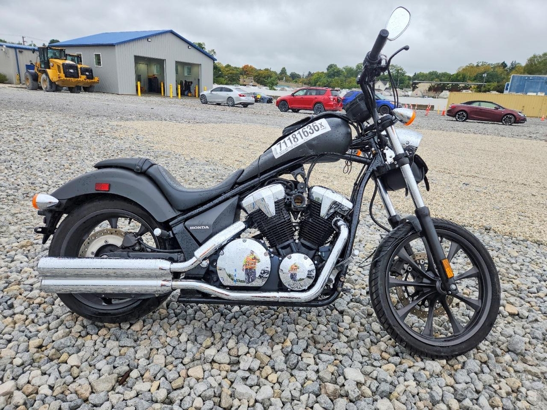 Vue de 2017 HONDA VT1300 CX, angle 1