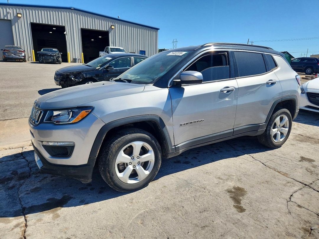 Vue de 2020 JEEP COMPASS LATITUDE, angle 1