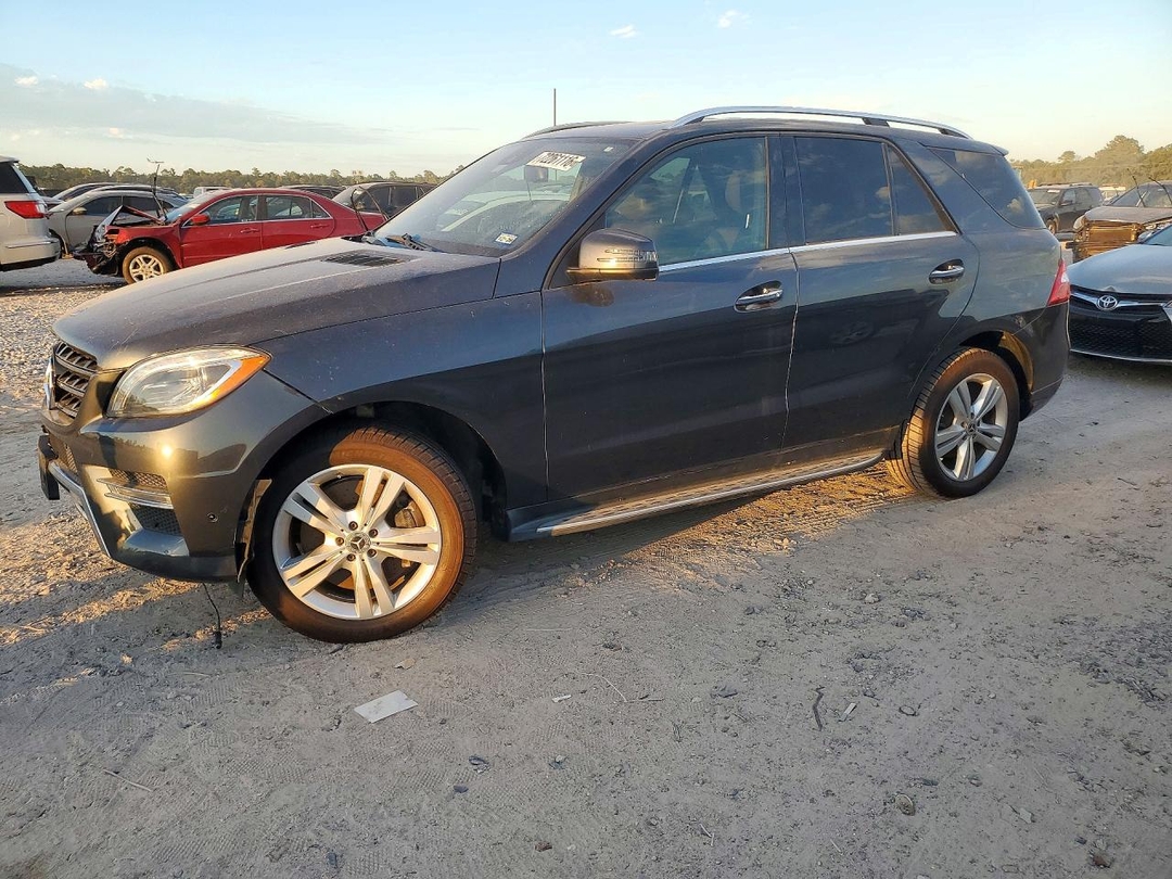Vue de 2014 MERCEDES-BENZ ML 550 4MATIC, angle 1