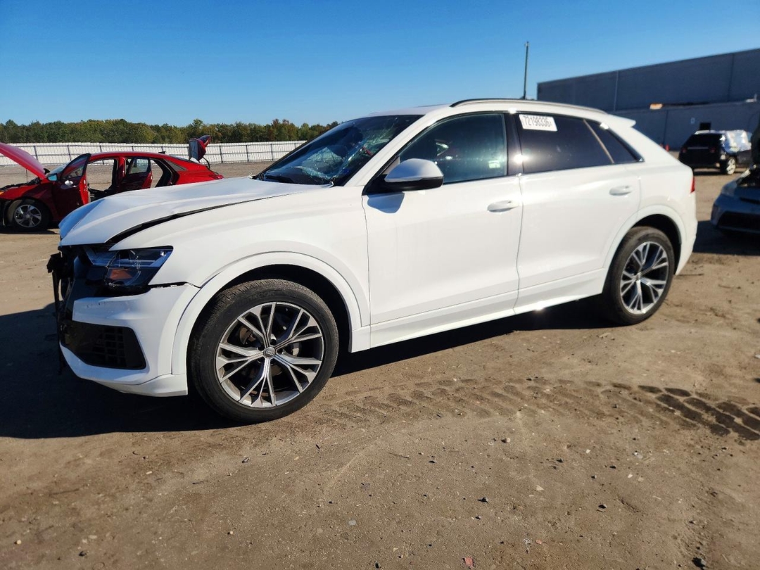 Vue de 2020 AUDI Q8 PREMIUM, angle 1