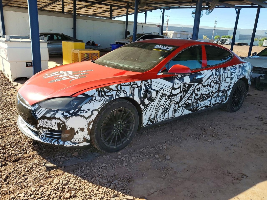 Vue de 2015 TESLA MODEL S 85D, angle 1