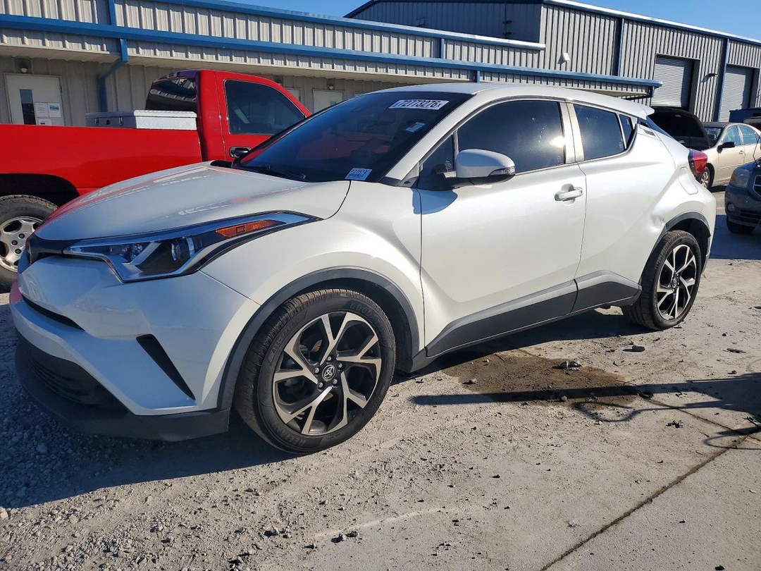 Vista de 2019 TOYOTA C-HR XLE, ángulo 1