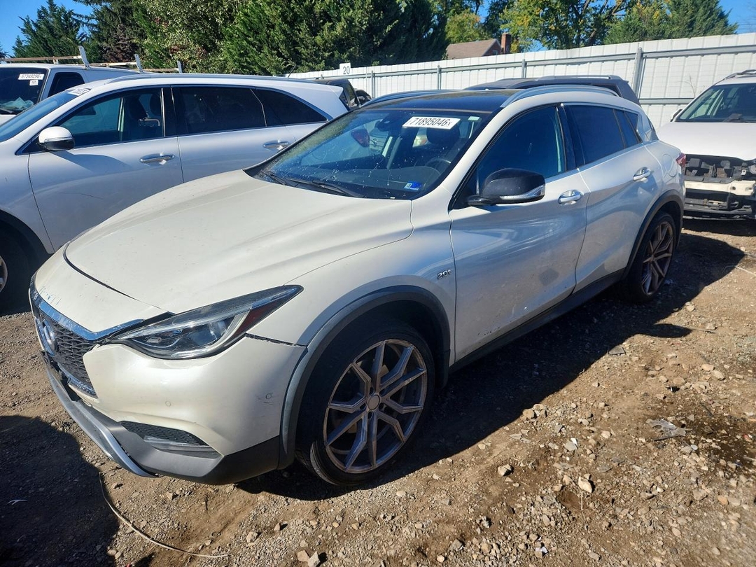 Вид 2017 INFINITI QX30 PREMIUM, угол 1