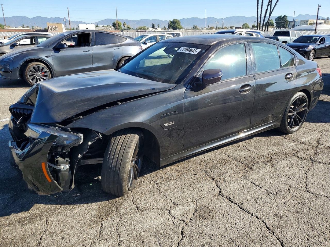Vedere 2022 BMW 330E, unghi 1
