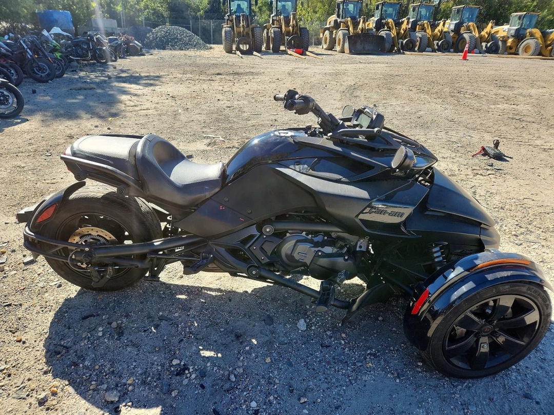 Vue de 2021 CAN-AM SPYDER, angle 1