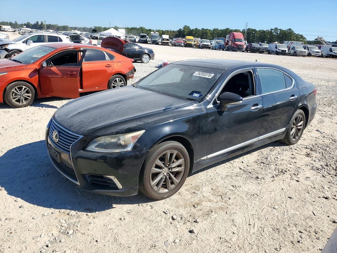 Vue de 2013 LEXUS LS 460L, angle 1