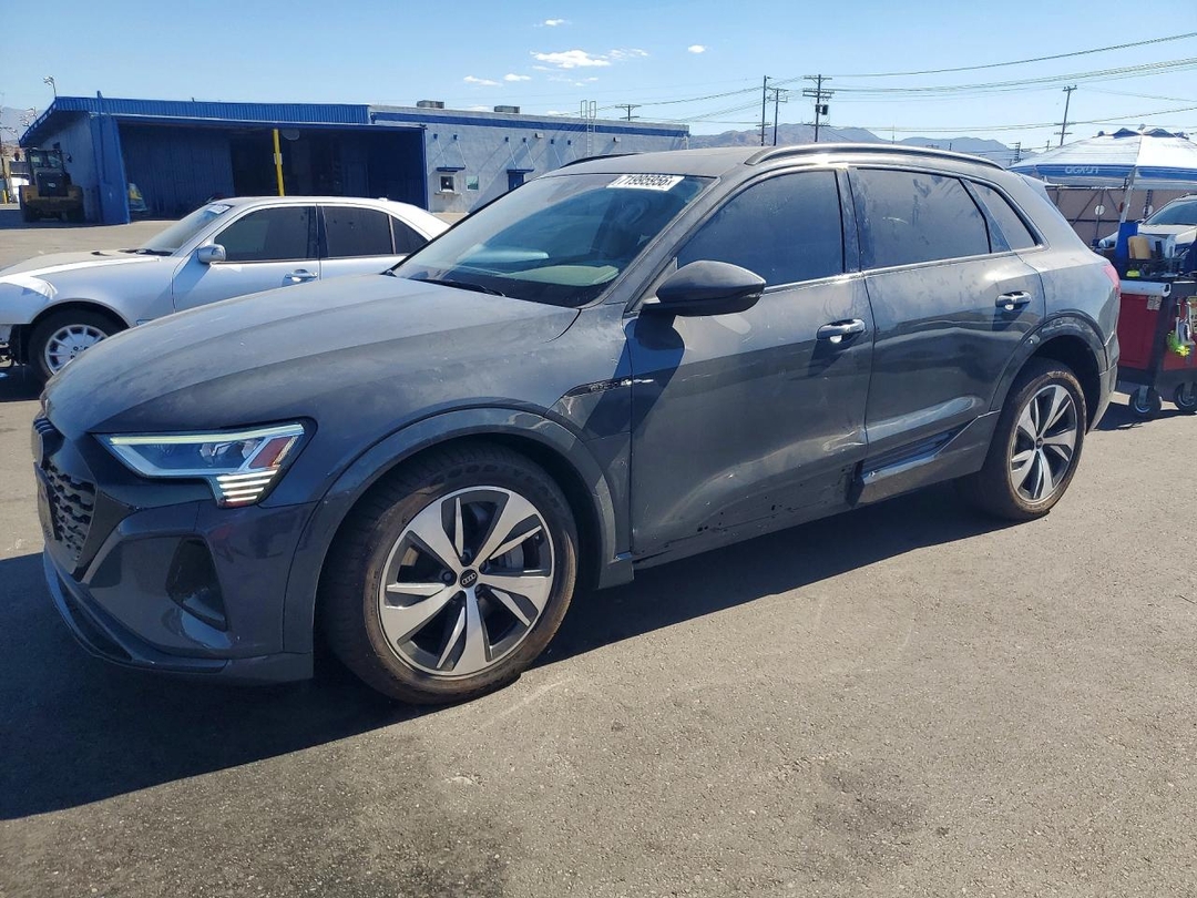Vue de 2024 AUDI Q8 E-TRON PREMIUM, angle 1