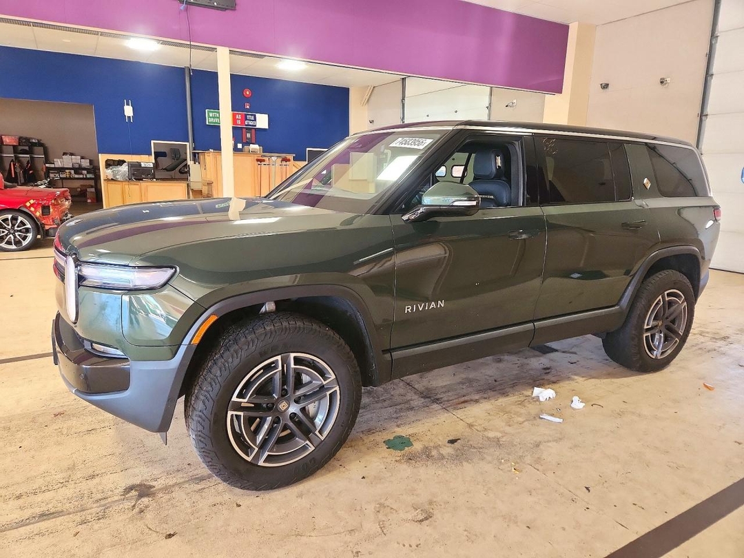 Vista de 2025 RIVIAN R1S ADVENTURE, ángulo 1