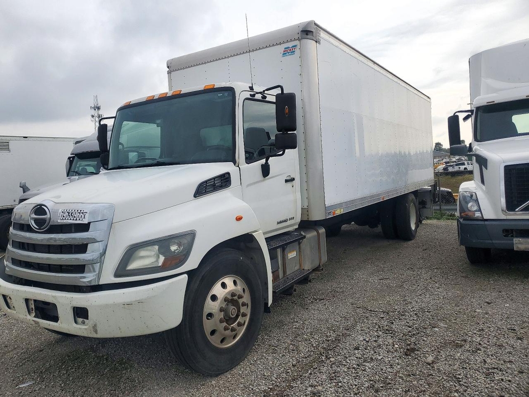 منظر 2016 HINO 258/268 BOX TRUCK، زاوية 1