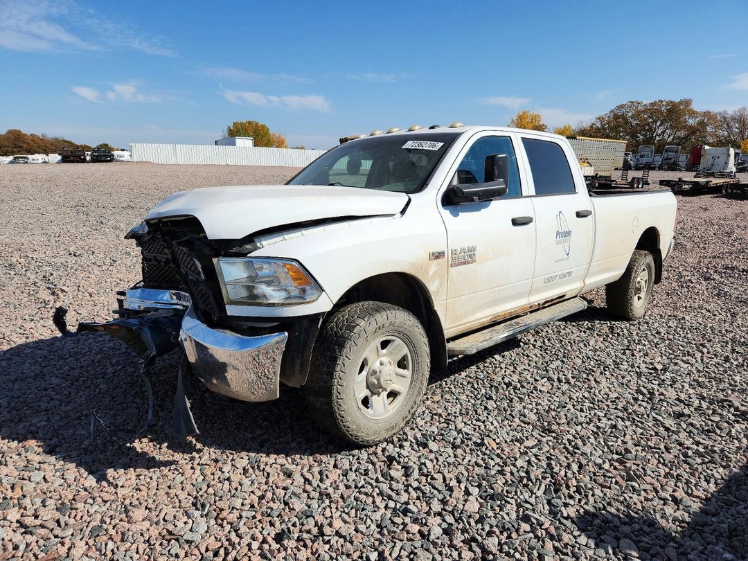 Vista de 2014 RAM 3500 ST, ángulo 1