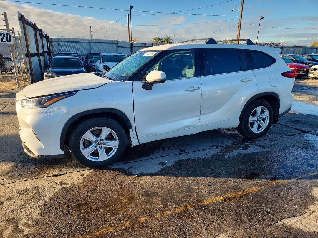 Vedere 2021 TOYOTA HIGHLANDER LE, unghi 1