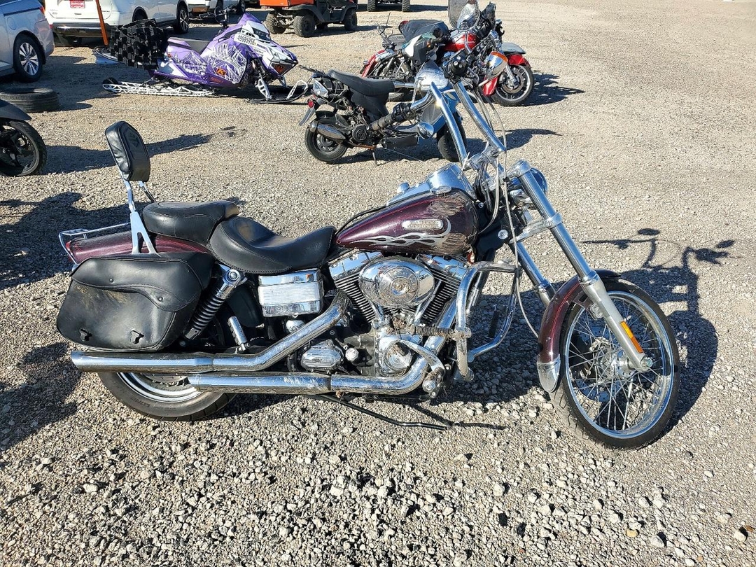 Vista de 2006 HARLEY-DAVIDSON FXDWGI, ángulo 1