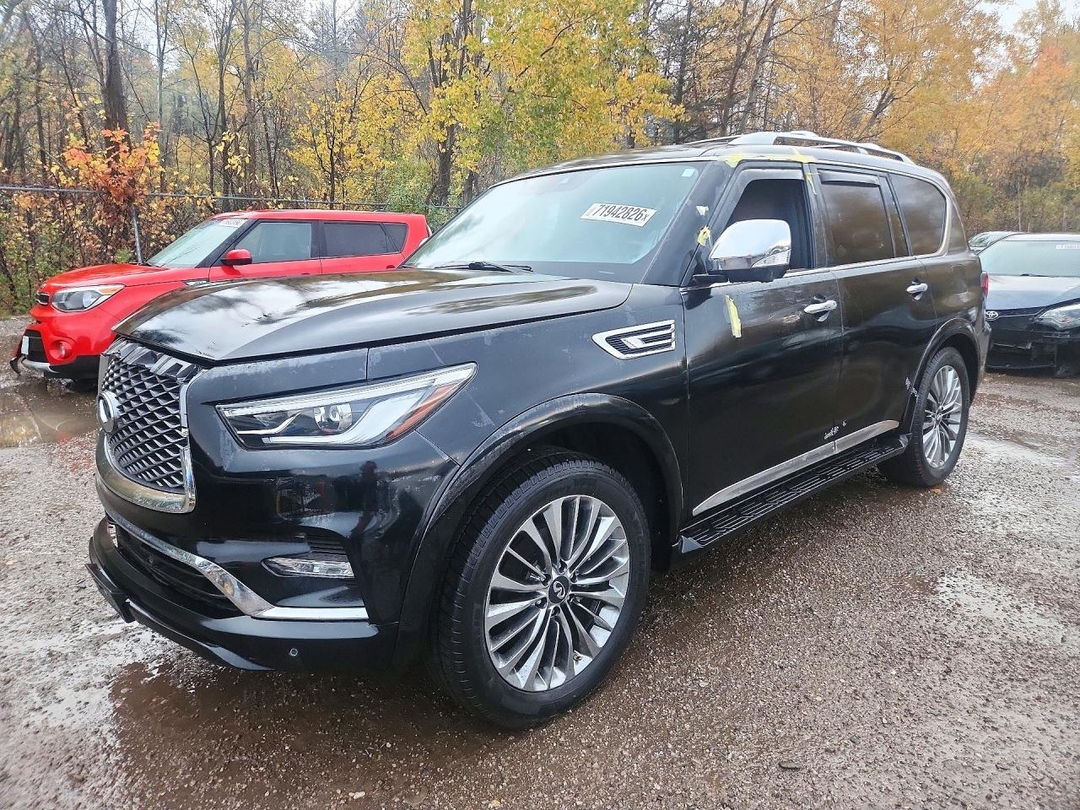 منظر 2021 INFINITI QX80 LUXE، زاوية 1