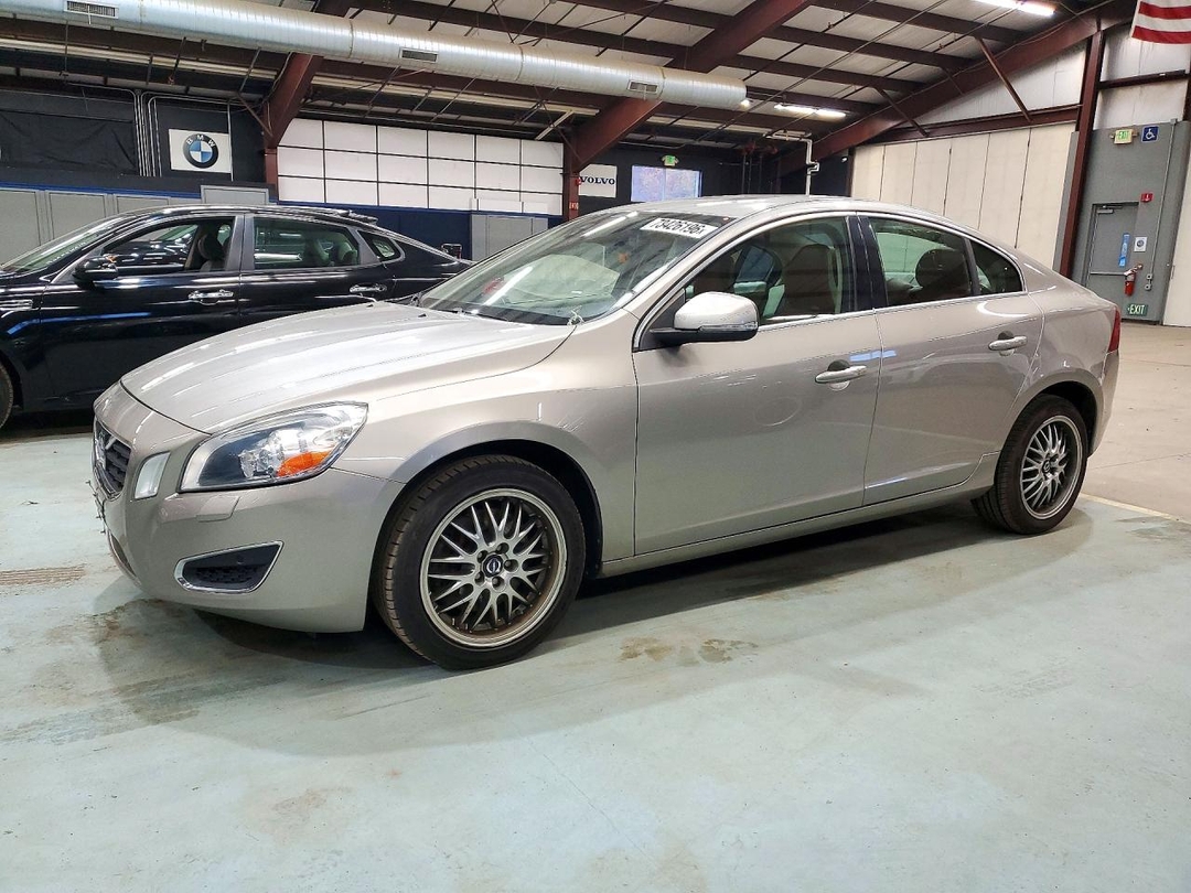 Vue de 2013 VOLVO S60 T5, angle 1