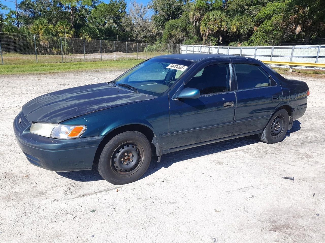 Вид 1998 TOYOTA CAMRY LE, угол 1