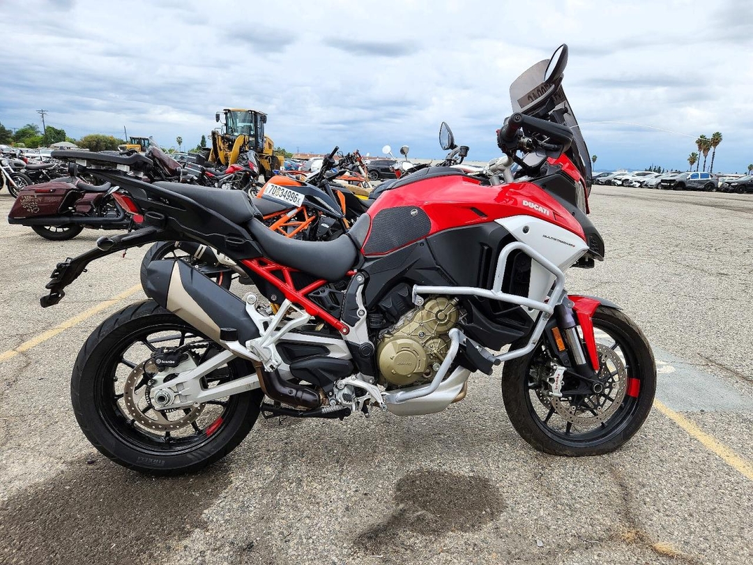 Vue de 2022 DUCATI MULTISTRADA V4, angle 1