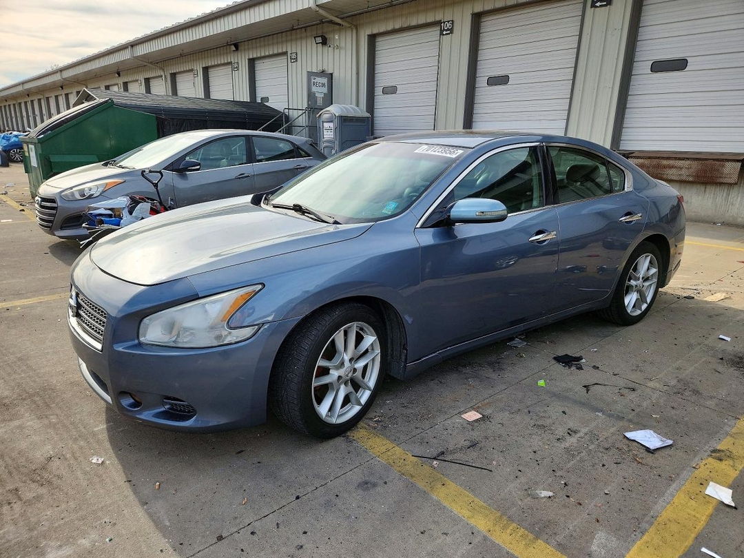 Vue de 2011 NISSAN MAXIMA 3.5 S, angle 1
