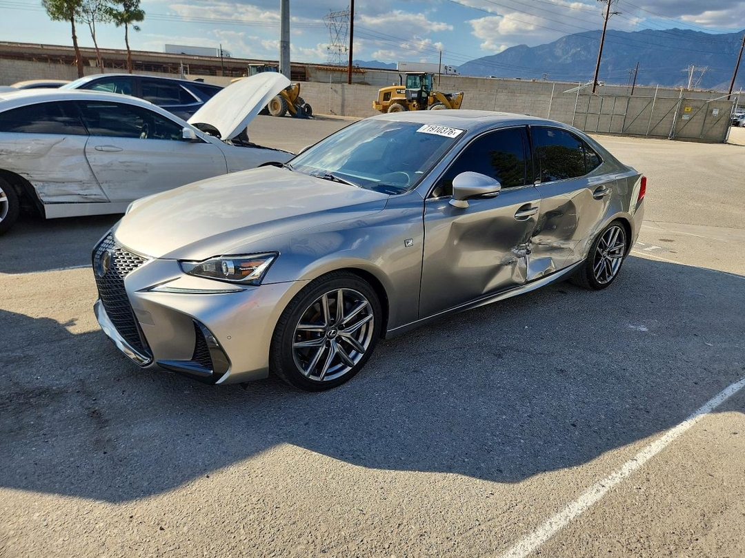 Vue de 2019 LEXUS IS 300, angle 1