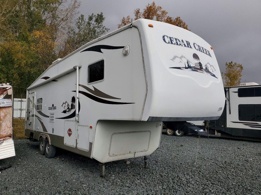 Vue de 2005 FOREST RIVER CEDAR CREEK CAMPER, angle 1