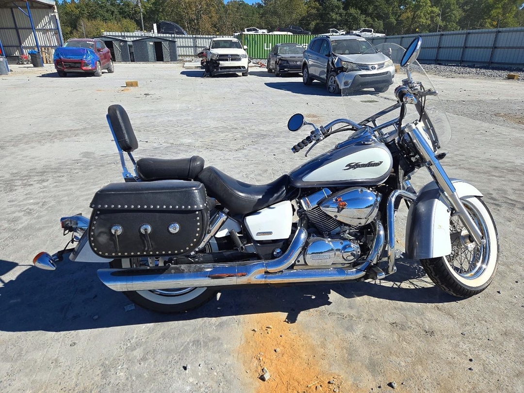 Vue de 2006 HONDA VT750 CA, angle 1