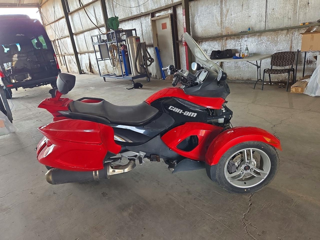 منظر 2009 CAN-AM SPYDER ROADSTER، زاوية 1