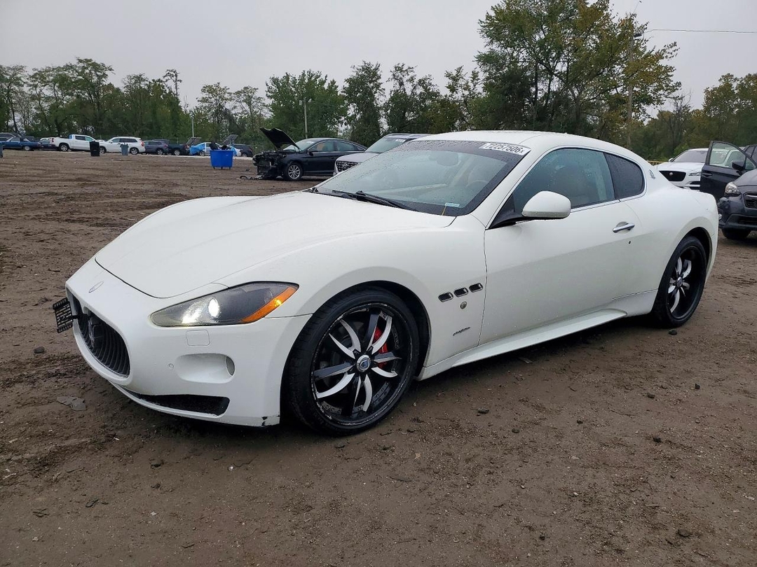 منظر 2010 MASERATI GRANTURISMO، زاوية 1
