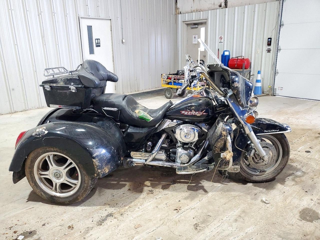 منظر 2004 HARLEY-DAVIDSON FLHRI، زاوية 1