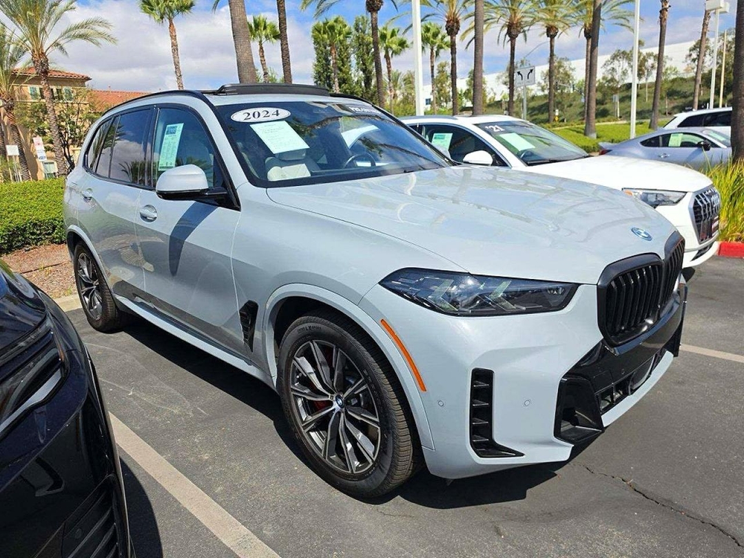Vue de 2024 BMW X5 XDRIVE50E, angle 1