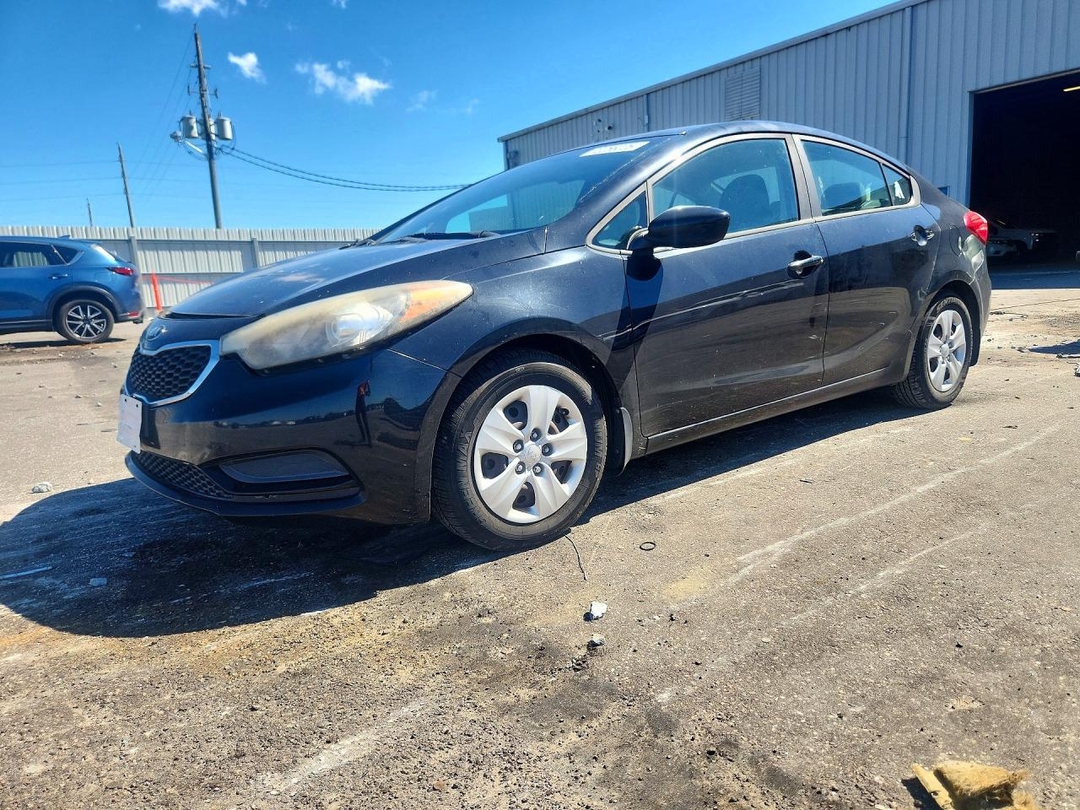 Vue de 2016 KIA FORTE LX, angle 1
