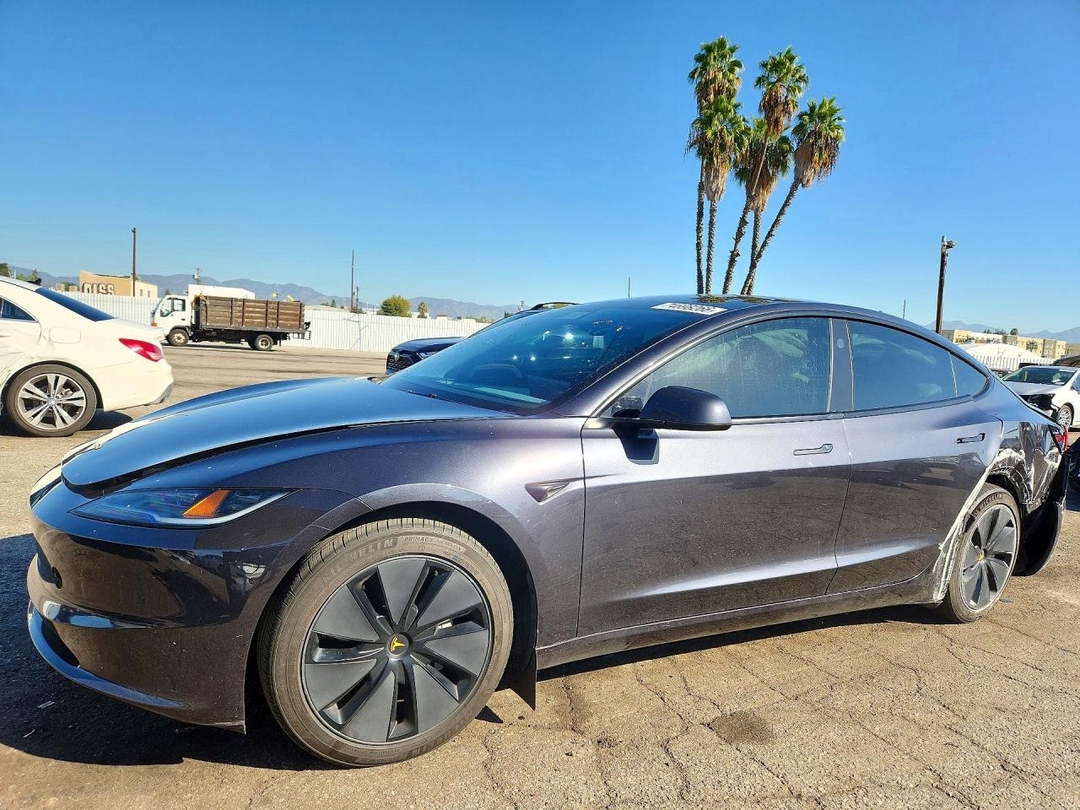 Вид 2024 TESLA MODEL 3, угол 1