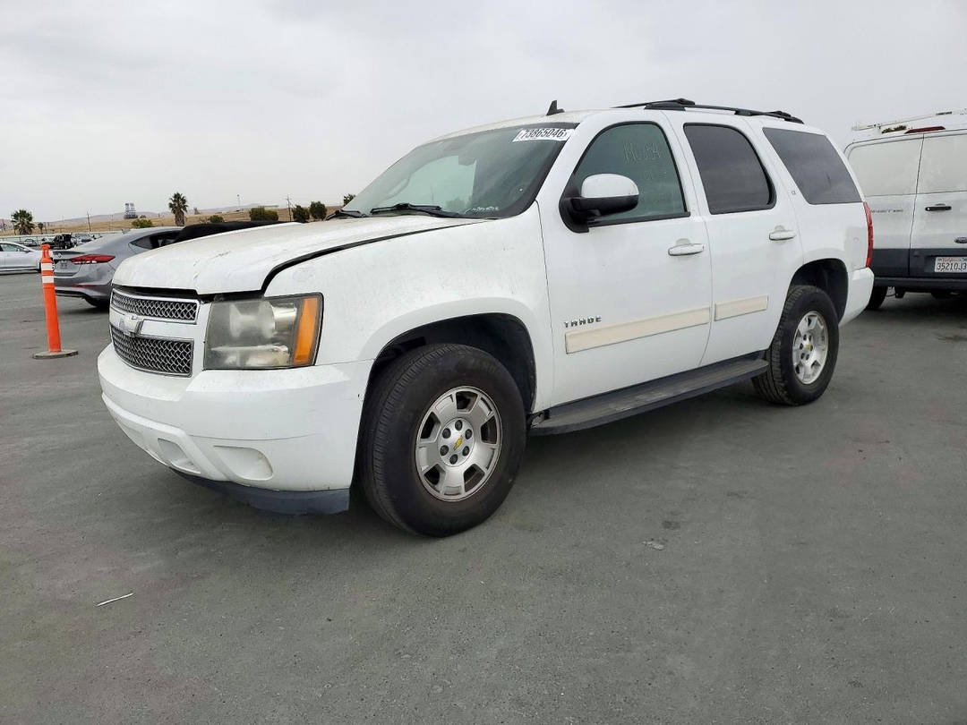 Вид 2011 CHEVROLET TAHOE C1500 LT, угол 1
