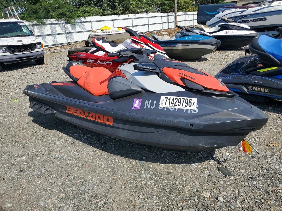 Vista de 2022 SEA-DOO GTI SE JET SKI, ángulo 1