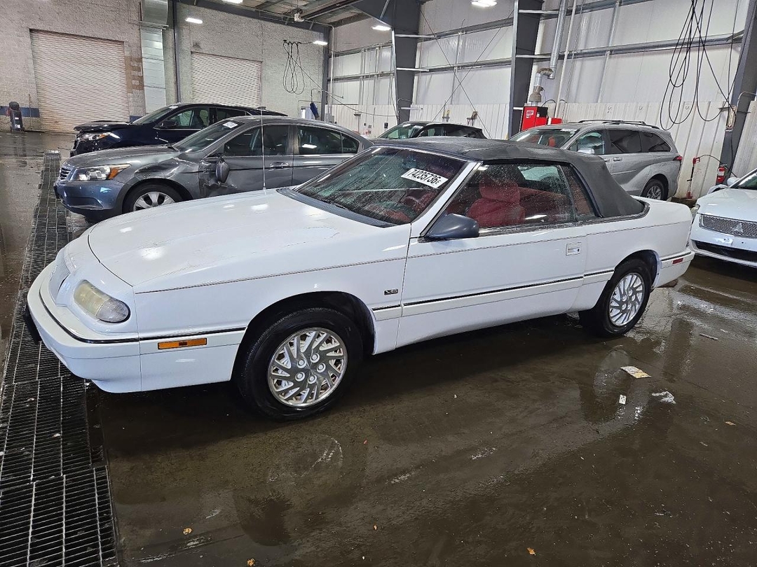 Vue de 1993 CHRYSLER LEBARON, angle 1