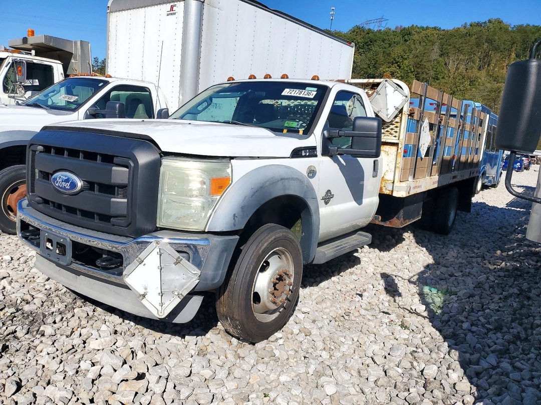 Vue de 2011 FORD F550 SUPER DUTY, angle 1