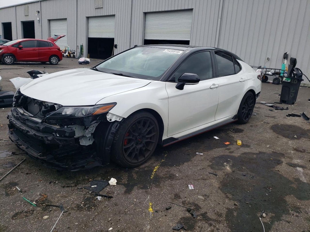 Вид 2024 TOYOTA CAMRY TRD, угол 1
