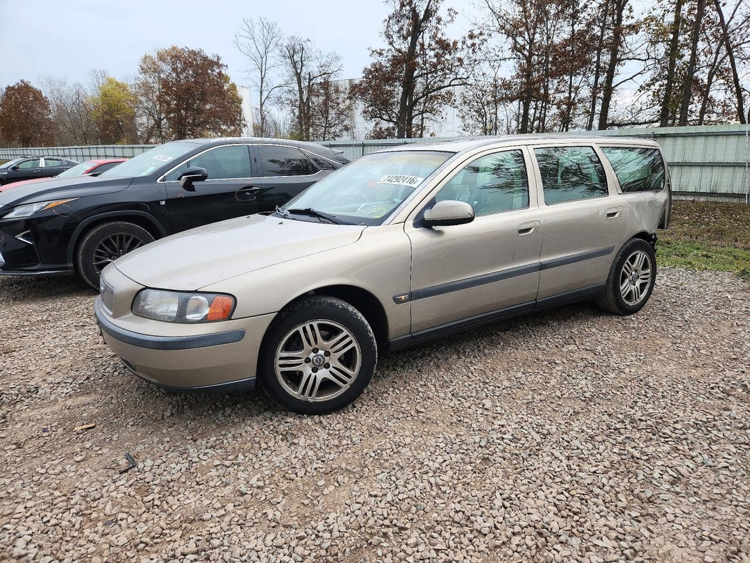 Vue de 2001 VOLVO V70 2.4T, angle 1