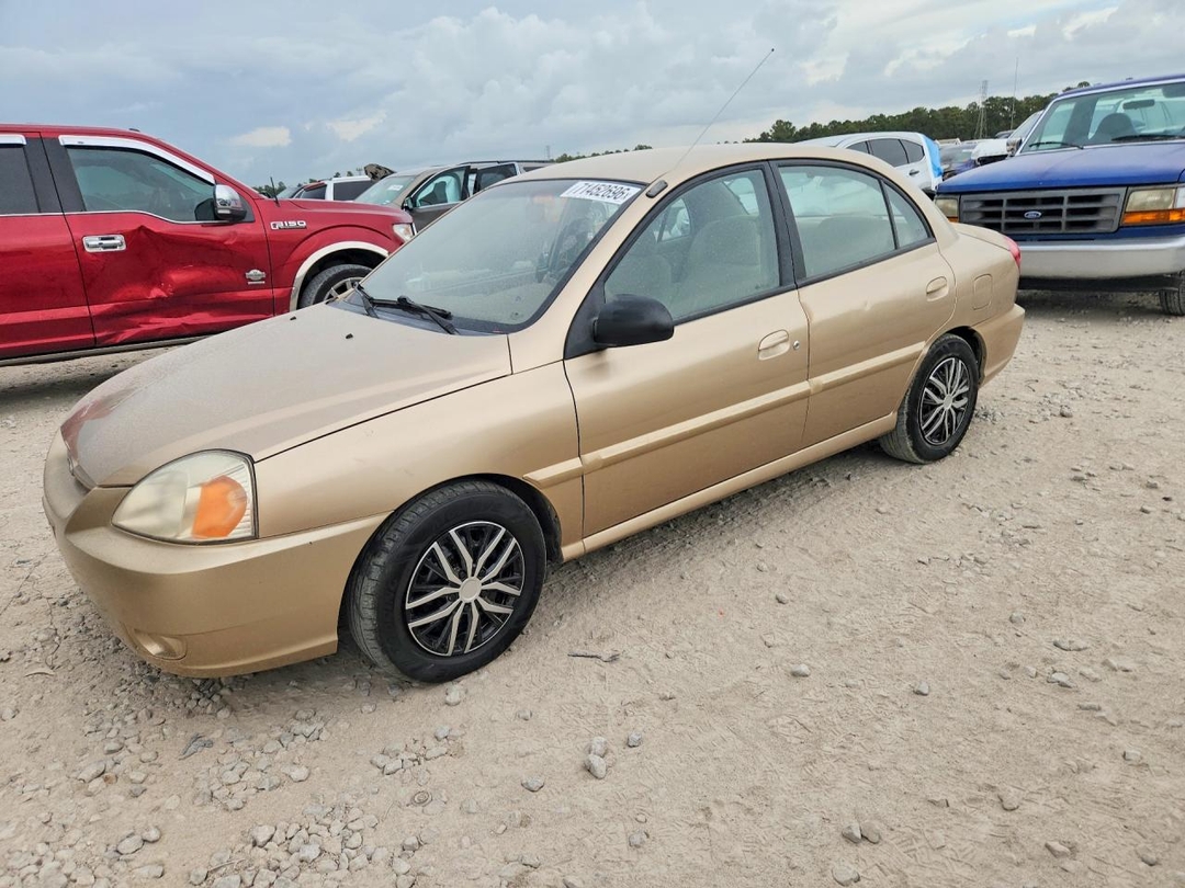 Vue de 2004 KIA RIO BASE, angle 1
