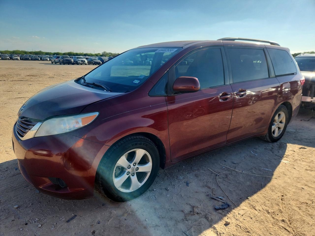 Vista de 2016 TOYOTA SIENNA LE, ángulo 1
