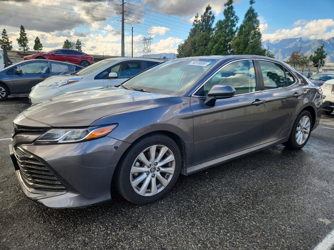 Вид 2020 TOYOTA CAMRY LE, угол 1