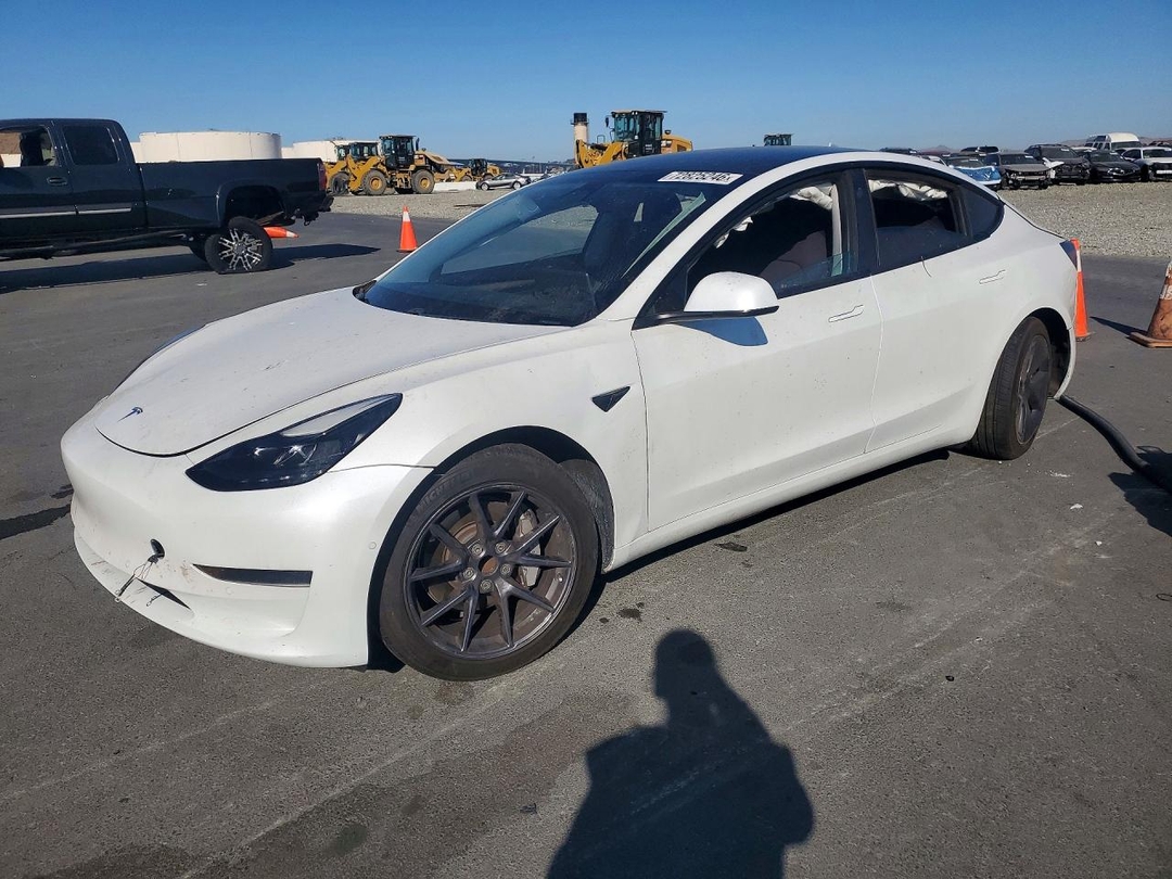 Vue de 2021 TESLA MODEL 3, angle 1