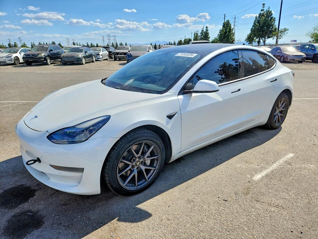 Vue de 2021 TESLA MODEL 3, angle 1