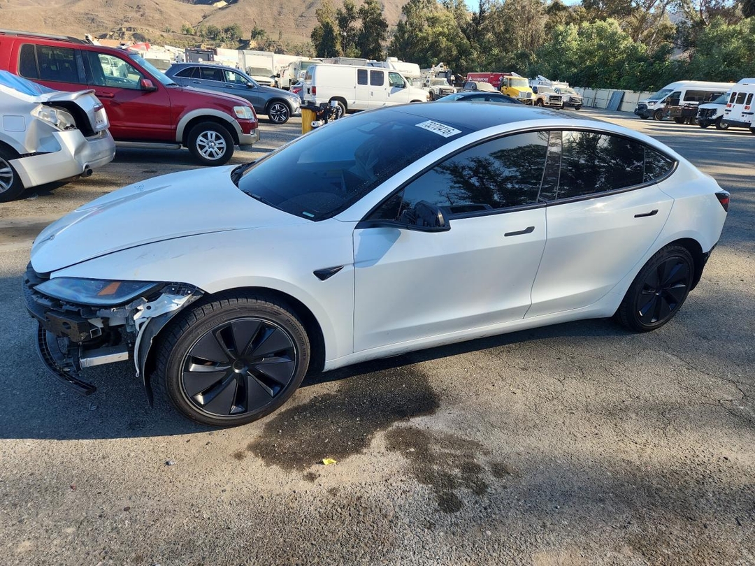 Вид 2025 TESLA MODEL 3, угол 1