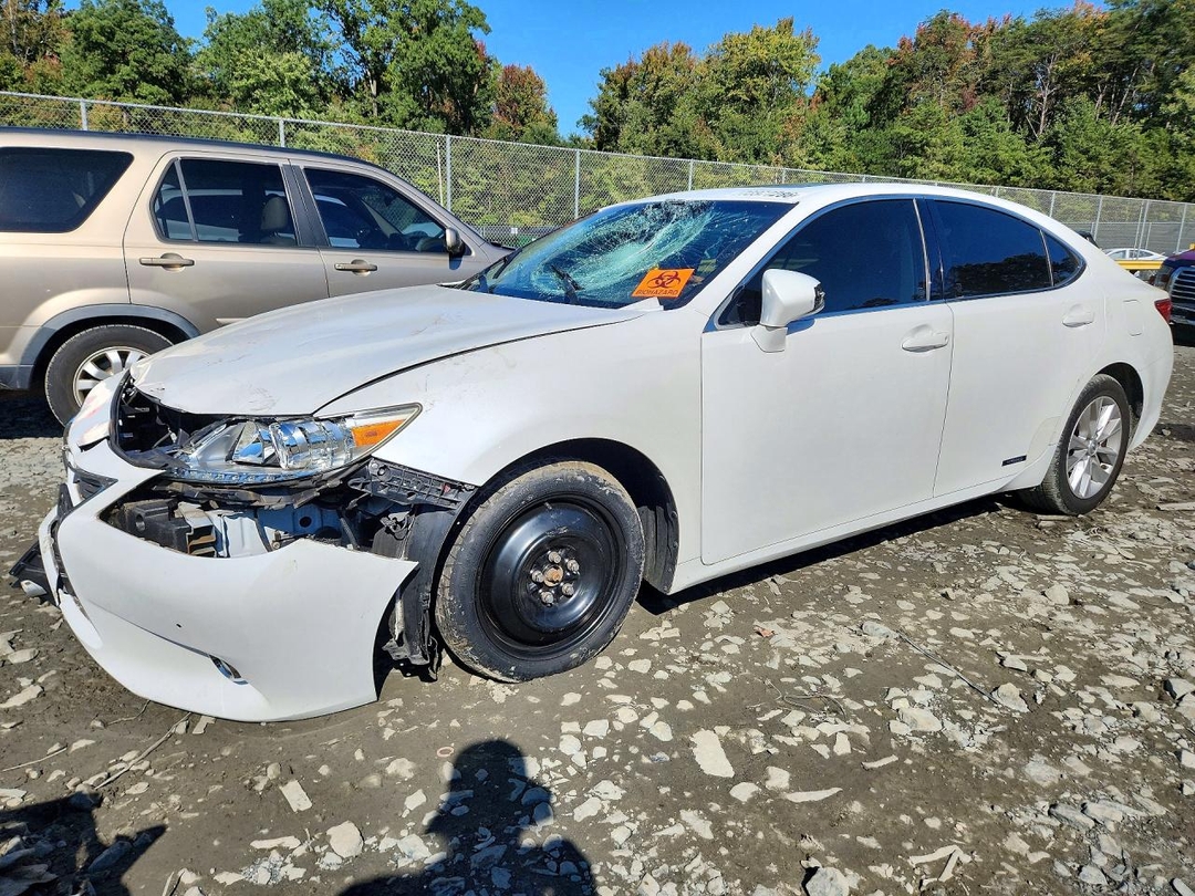 منظر 2015 LEXUS ES 300H، زاوية 1