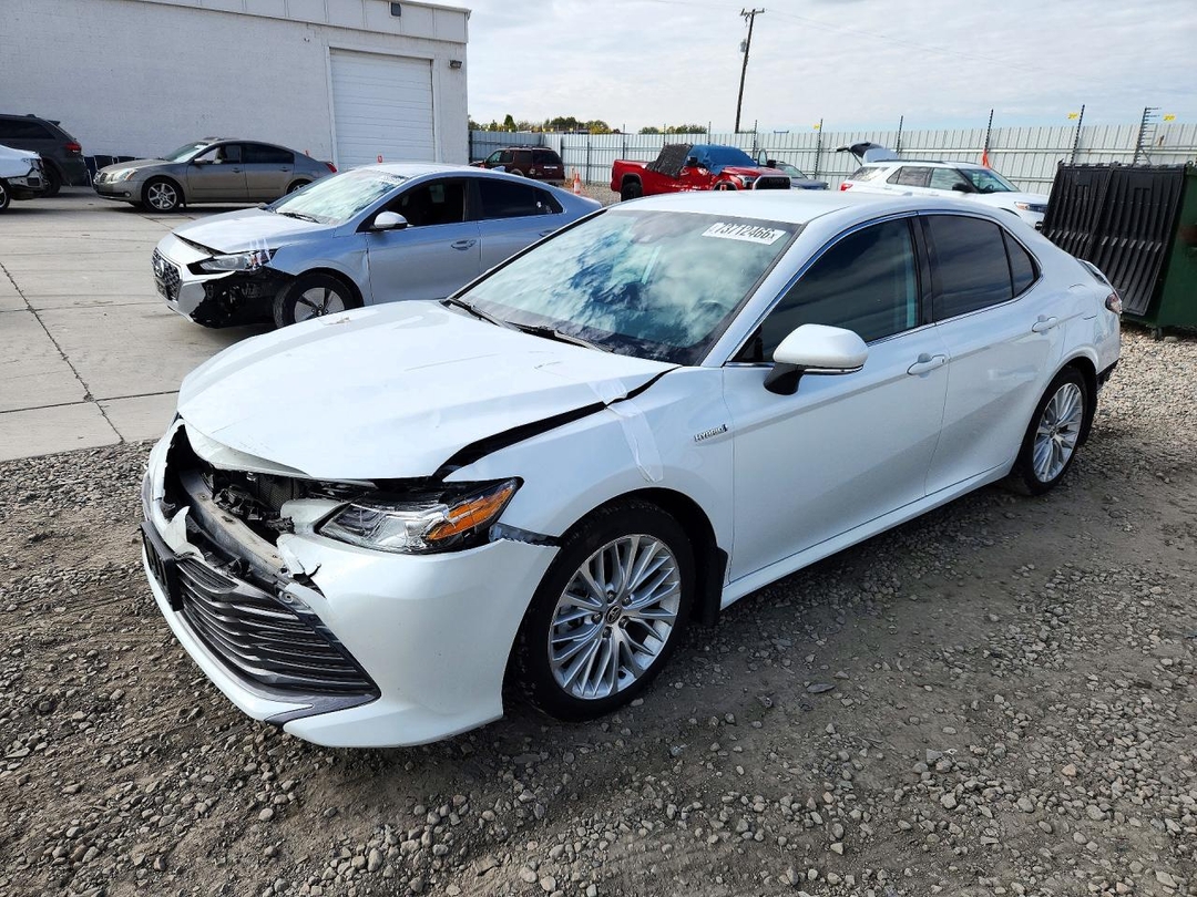 Vue de 2020 TOYOTA CAMRY XLE, angle 1