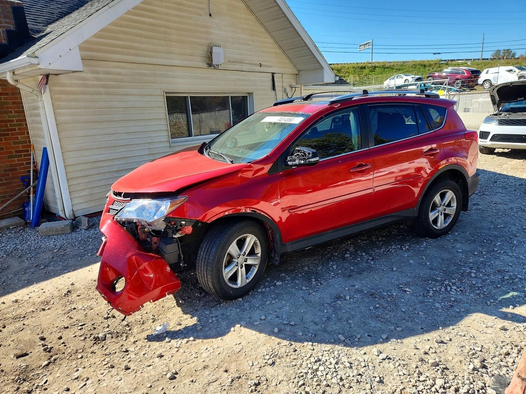 Vue de 2013 TOYOTA RAV4 XLE, angle 1