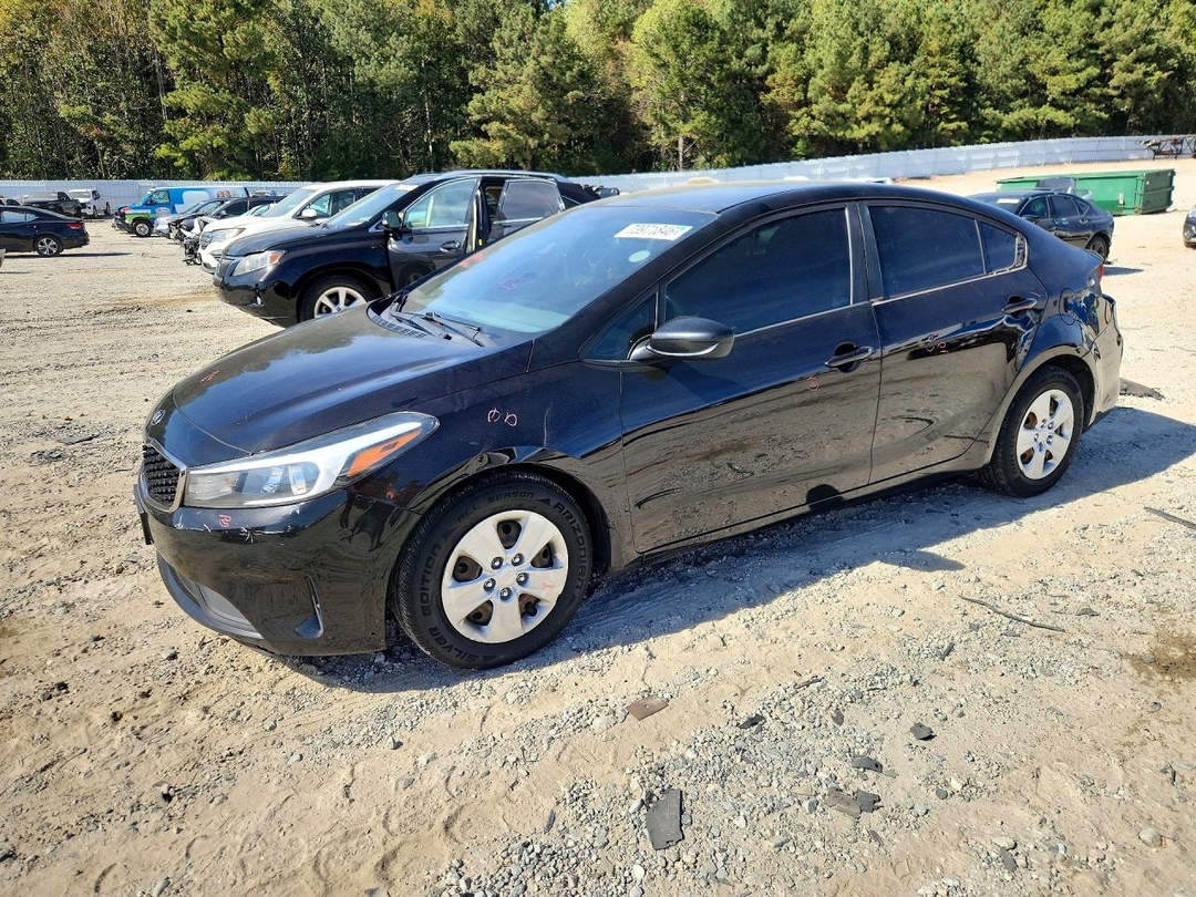 Vue de 2017 KIA FORTE LX, angle 1